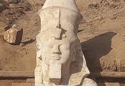 باستان شناسان قسمتی از مجسمه عظیم رامسس دوم را در مصر کشف کردند
