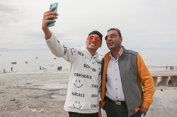 حضور گردشگران در دریاچه ارومیه و بهره مندی از ظرفیت توریستی آن