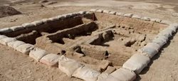 کشف بقایای معماری با قدمت حدود 4500 سال در تپه پیرزال سیستان