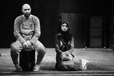 تهران-تئاتر-وقتی-ما-برگردیم-دو-پای-آویزان-مانده-است-1553