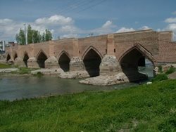 پل یدی گوز (پل هفت چشمه)