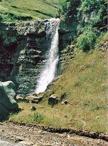 گرمی-آبشارهای-شوله-لر-دره-سی-80450