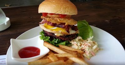 بالی-کافه-برگر-واکو-Wacko-Burger-Cafe-125356