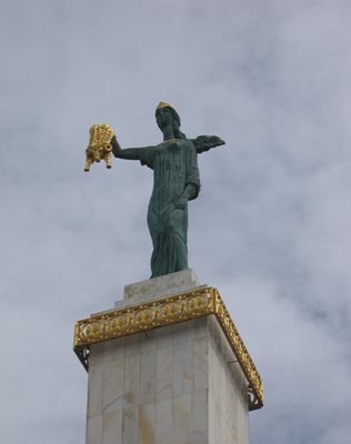مجسمه یادبود مده آ Statue of Medea