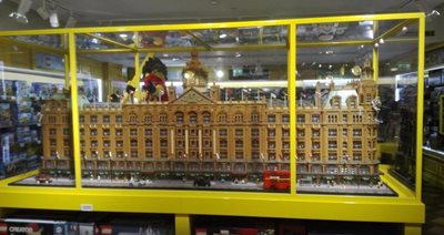 فروشگاه هملیز Hamleys Toy Store