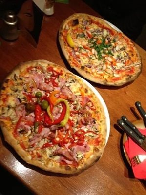 پراگ-رستوران-ایتالیایی-Pizzeria-Kmotra-147106