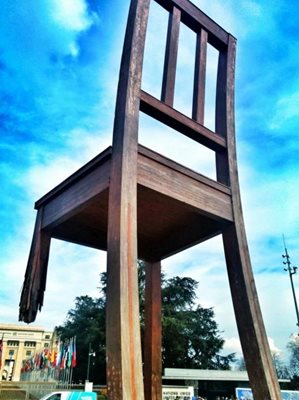 صندلی شکسته سازمان ملل Broken Chair Sculpture