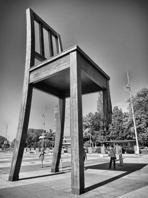 ژنو-صندلی-شکسته-سازمان-ملل-Broken-Chair-Sculpture-154777