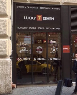 بوداپست-فست-فود-Lucky-7-Burgers-More-192250