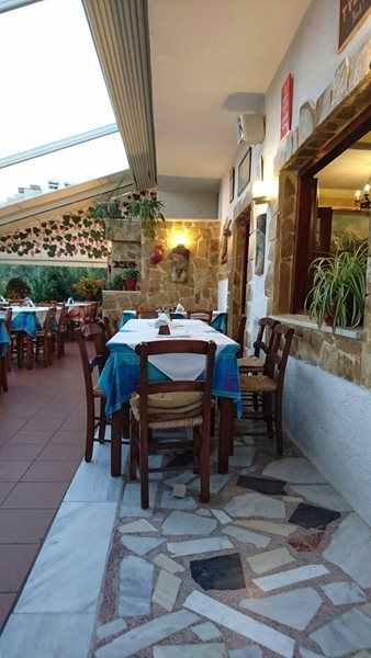 رستوران مانولیس تاورنا Manolis Taverna Restaurant