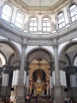 ونیز-کلیسای-سانتا-ماریا-دلا-سالوت-Basilica-di-Santa-Maria-della-Salute-269015