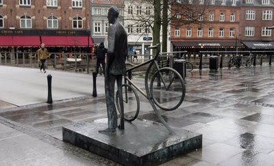 بلوار و مجسمه برنارد جنسن Bernhardt Jensens Blvd