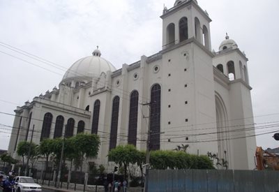 سان-سالوادور-کلیسای-کاتولیک-متروپولیتانا-Catedral-Metropolitana-343626