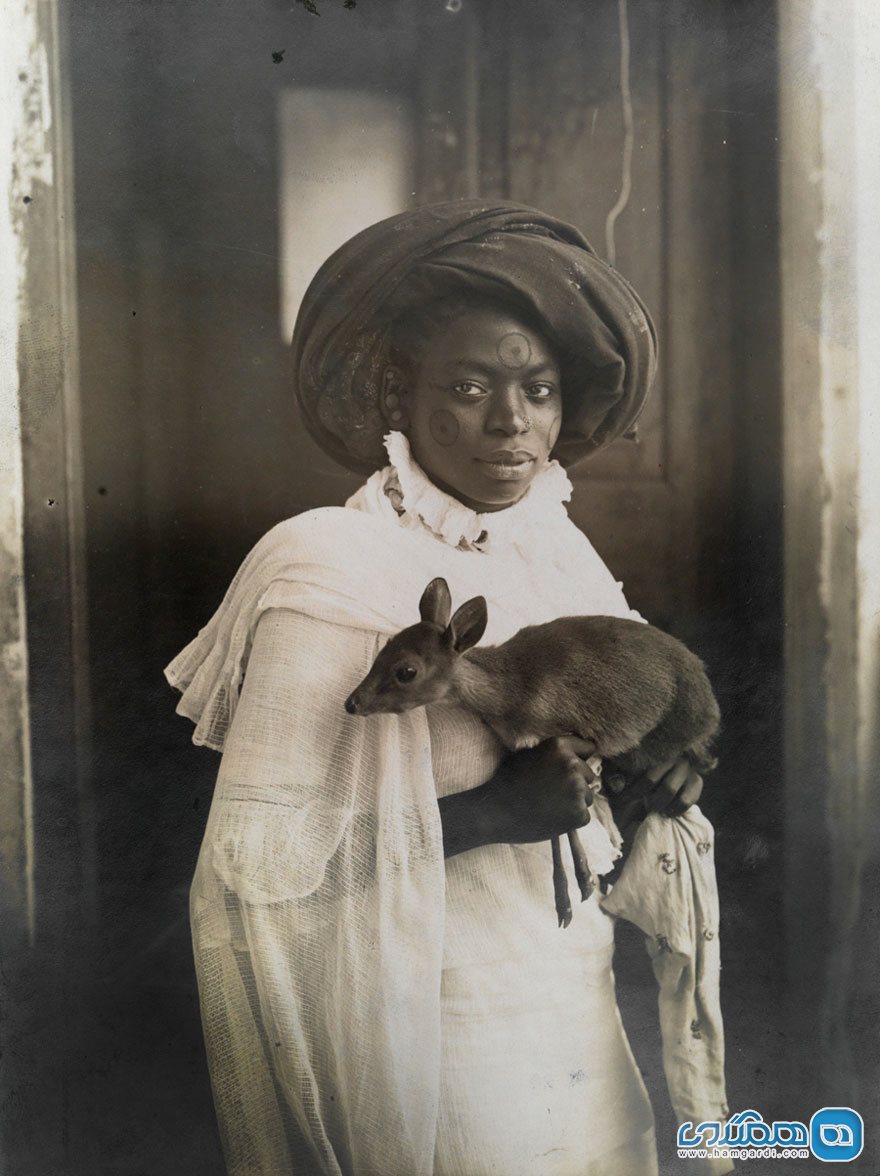 4) دختر جوان کنیایی همراه با گوزن خانگی خود | ممباسا | 1909