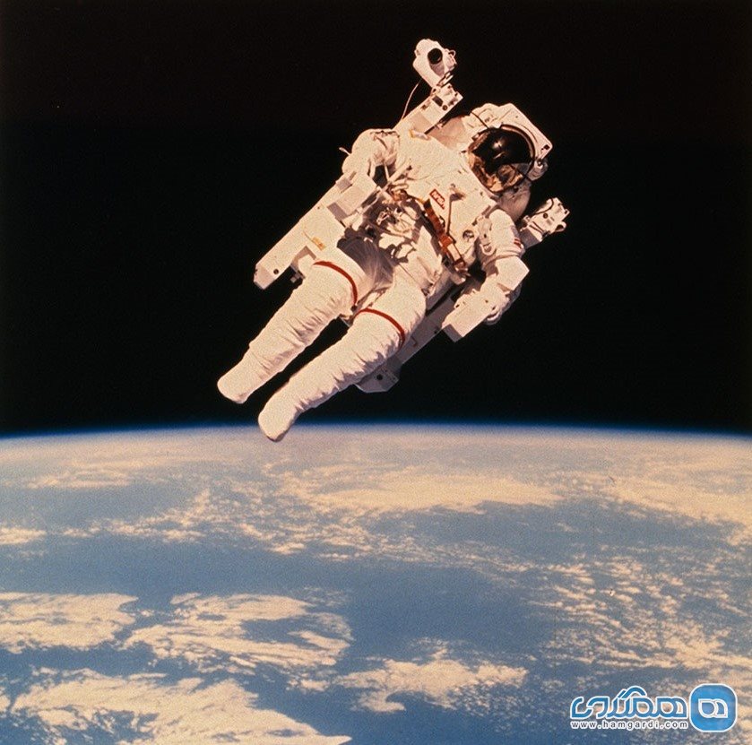 9) فضانورد بروس مک کندلس، شناور در فضا و چند متر دورتر از شاتل فضایی چلنجر | 1984