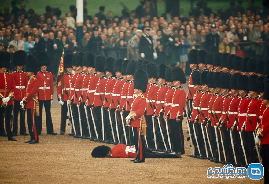3) از حال رفتن یک سرباز در رژه سپاه ایرلندی در لندن | انگلستان | 1966