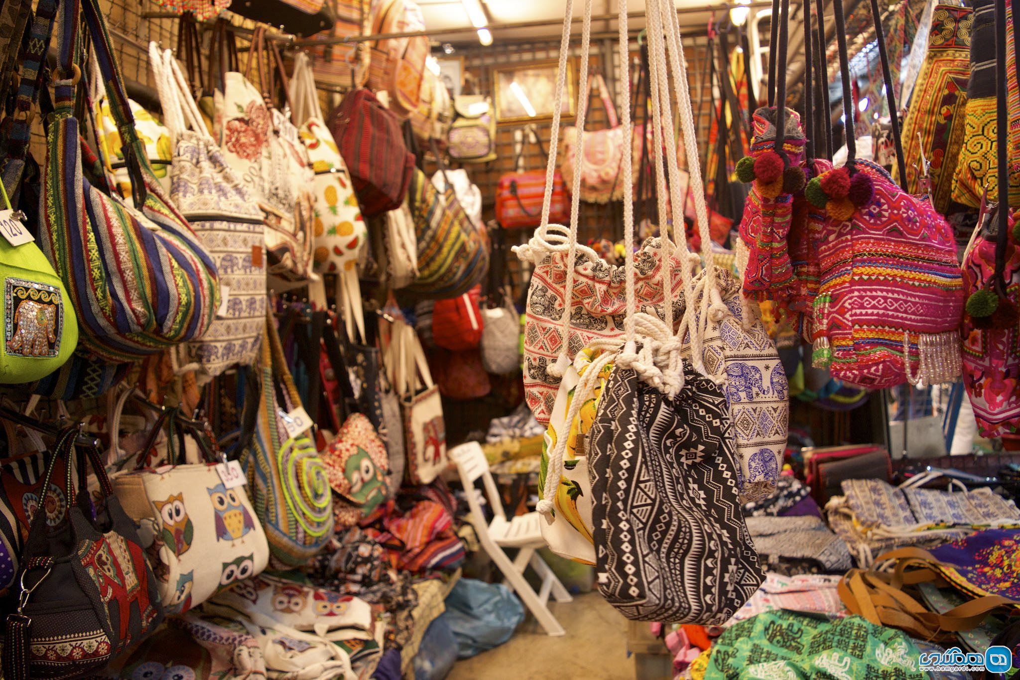 کیف های دست ساز رنگارنگ ، در بازارهای بانکوک، تایلند
