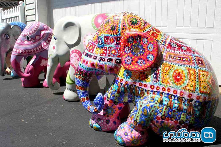 مجسمه فیل های رنگ شده