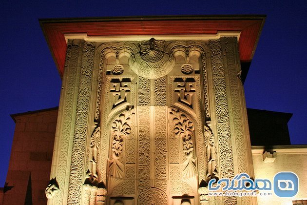 موزه چوبی و سنگ کنده کاری (İnce Minare Medresesi)
