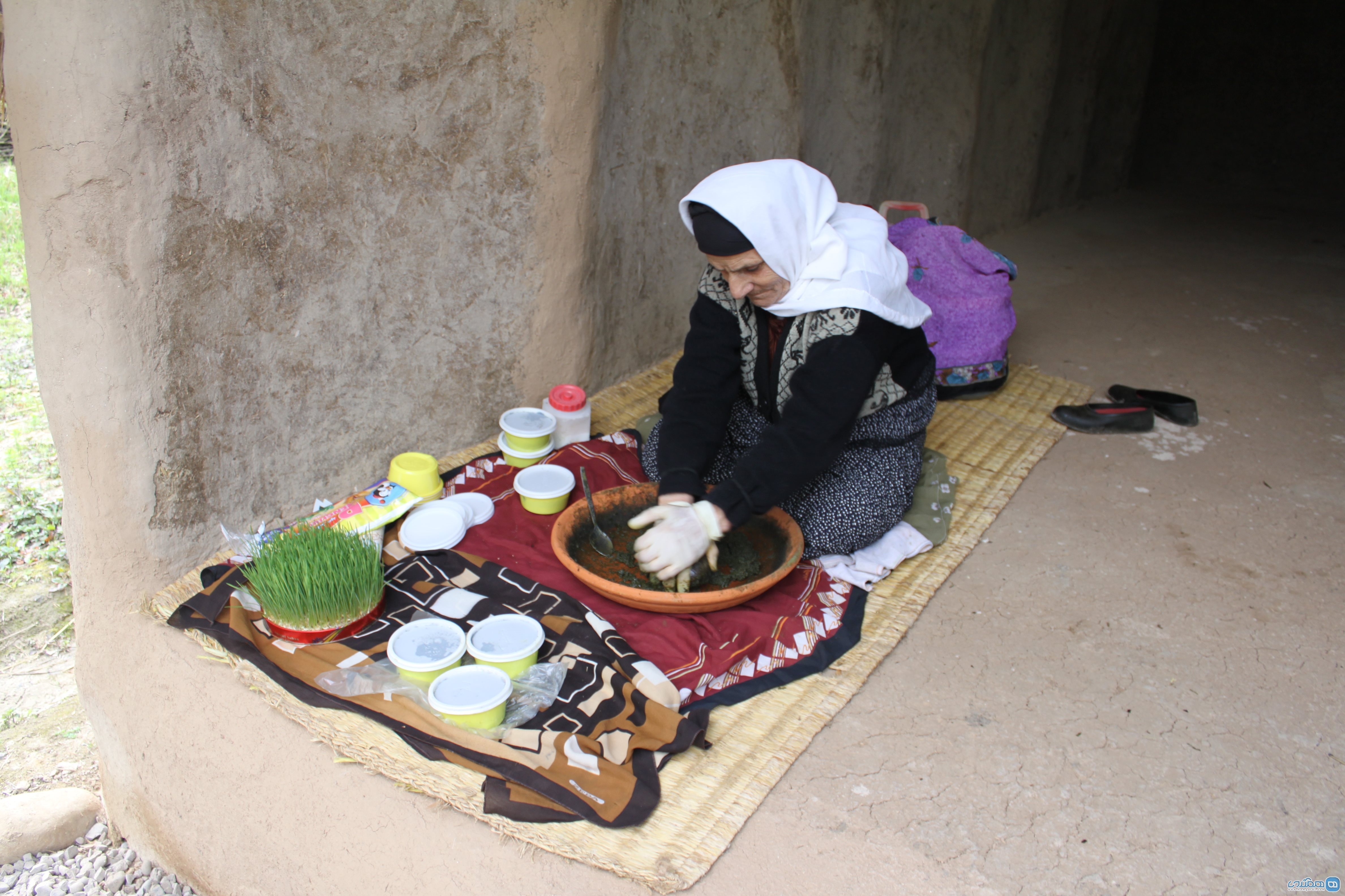 سابیدن سبزی در نمکیار در موزه میراث روستایی