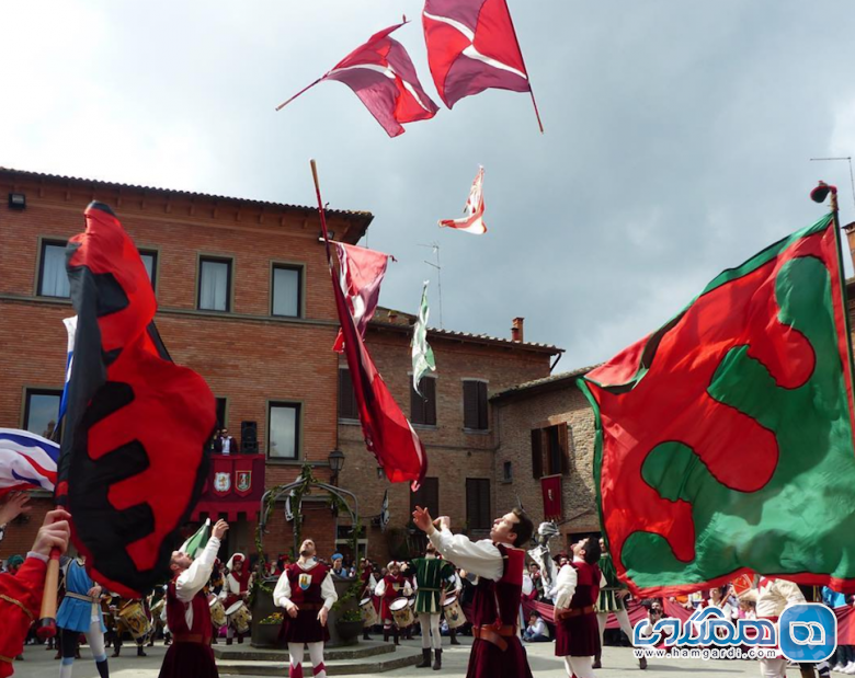 پرتاب پرچم در توسکانی Tuscany در ایتالیا