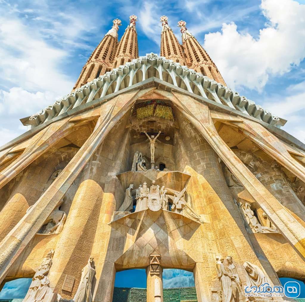 از کلیسای La Sagrada Familia بازدید کنید