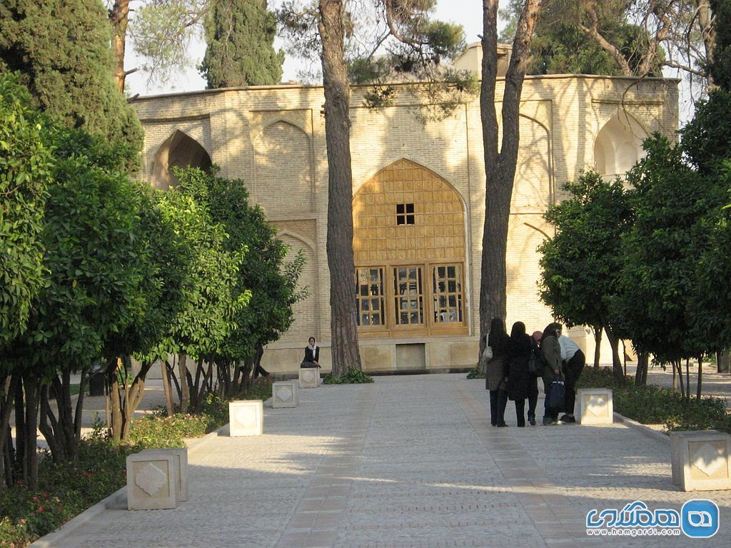 عمارتی با صفا میان باغ جهان نمای شیراز