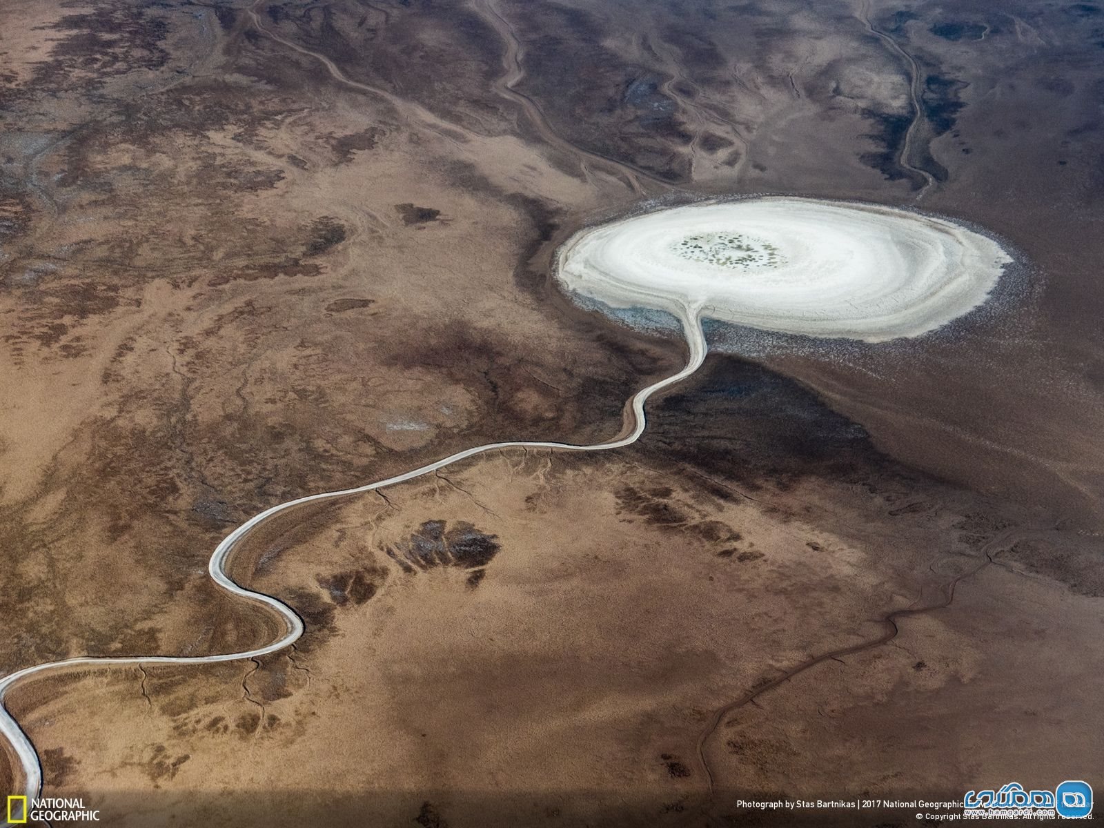 عکس منتخب نشنال جئوگرافیک | دریاچه نمک تنها 