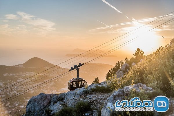 برای تماشای غروب آفتاب، با تله کابین از کوه Mount Srđ بالا بروید