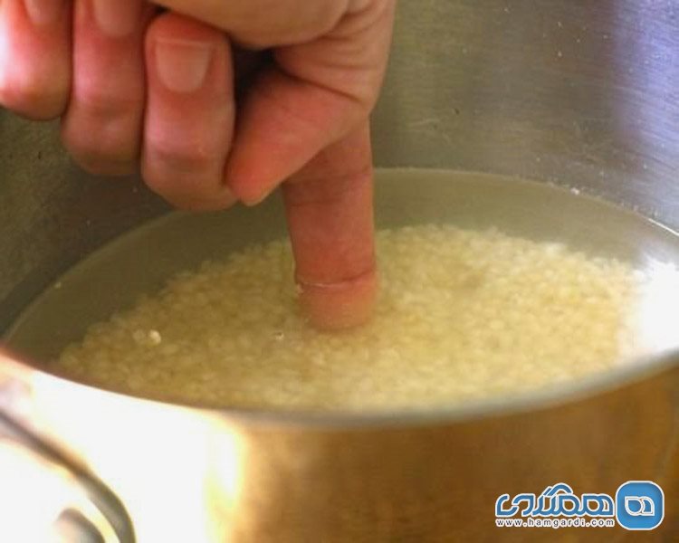 روشی بسیار کاربردی برای اندازه گیری آب مورد نیاز برای طبخ برنج
