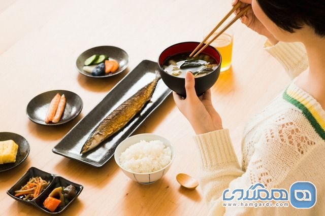 ژاپنی ها هنگام غذا خوردن کاسه خود را در دست می گیرند