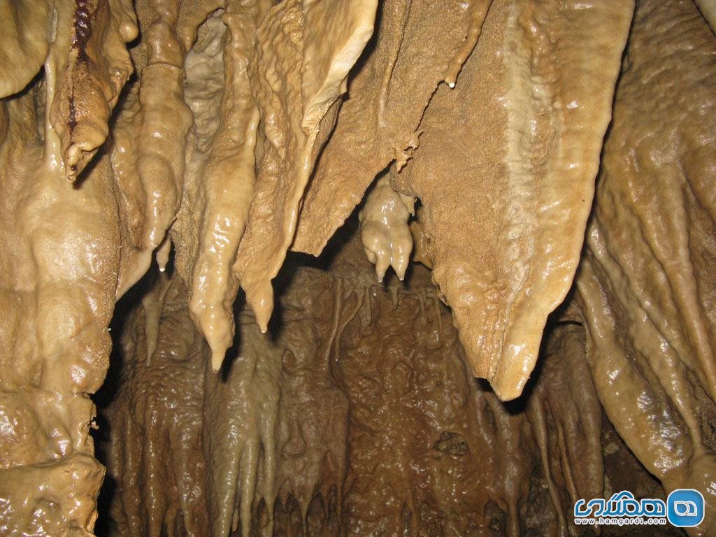 قندیل های موجود در ساختار داخلی غار از چه نوعی هستند؟