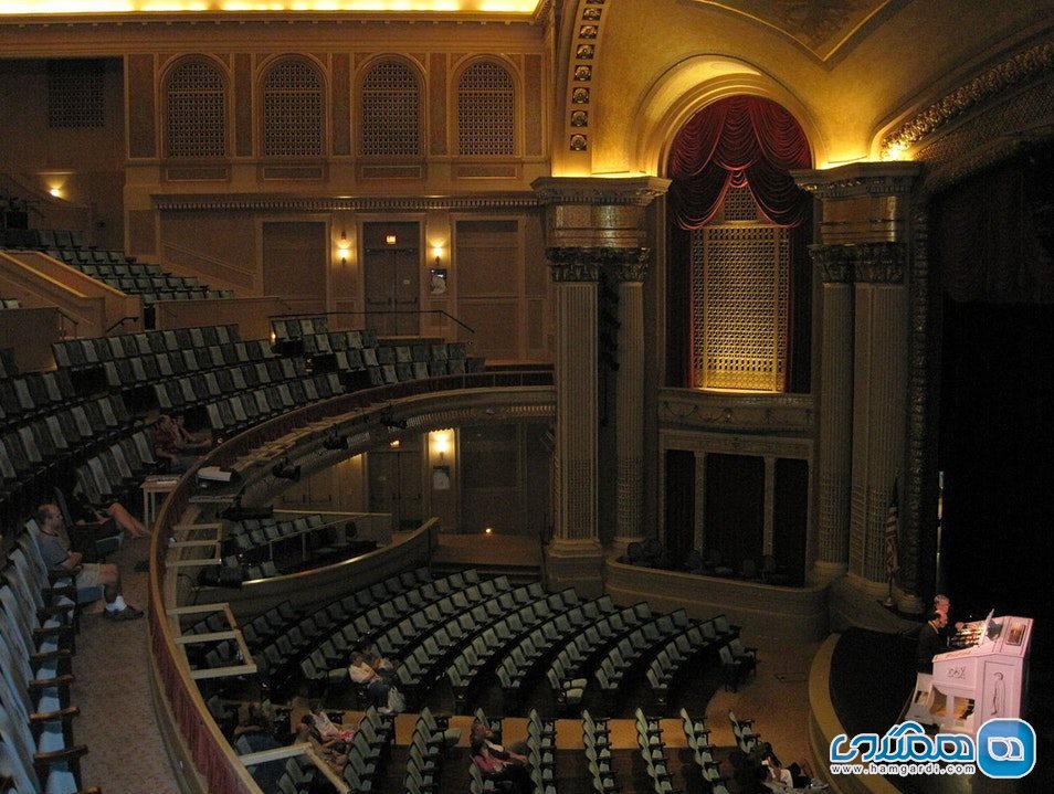 سالن تئاتر مائو