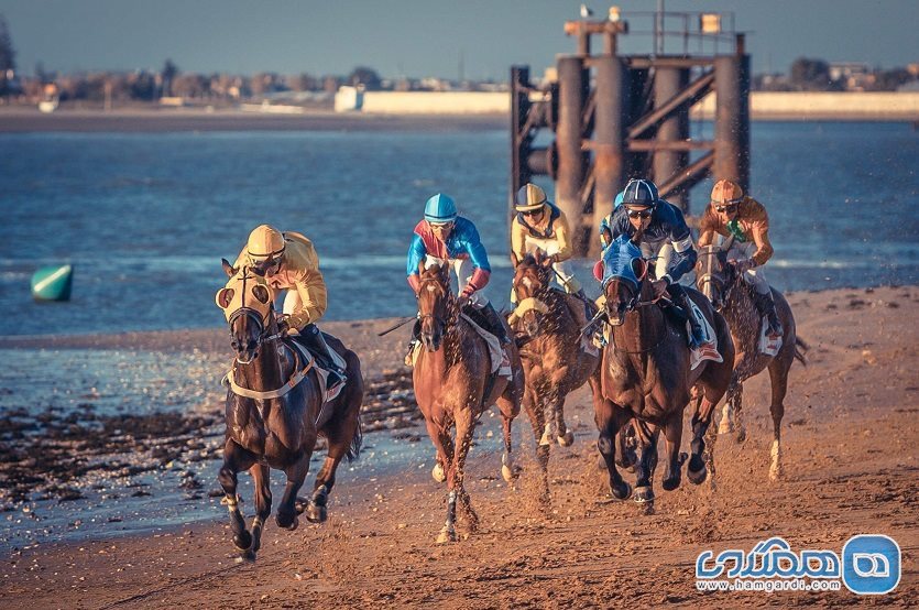 مسابقات اسب سواری در ساحل در سانلوکار دو بارامدا Sanlucar de Barrameda