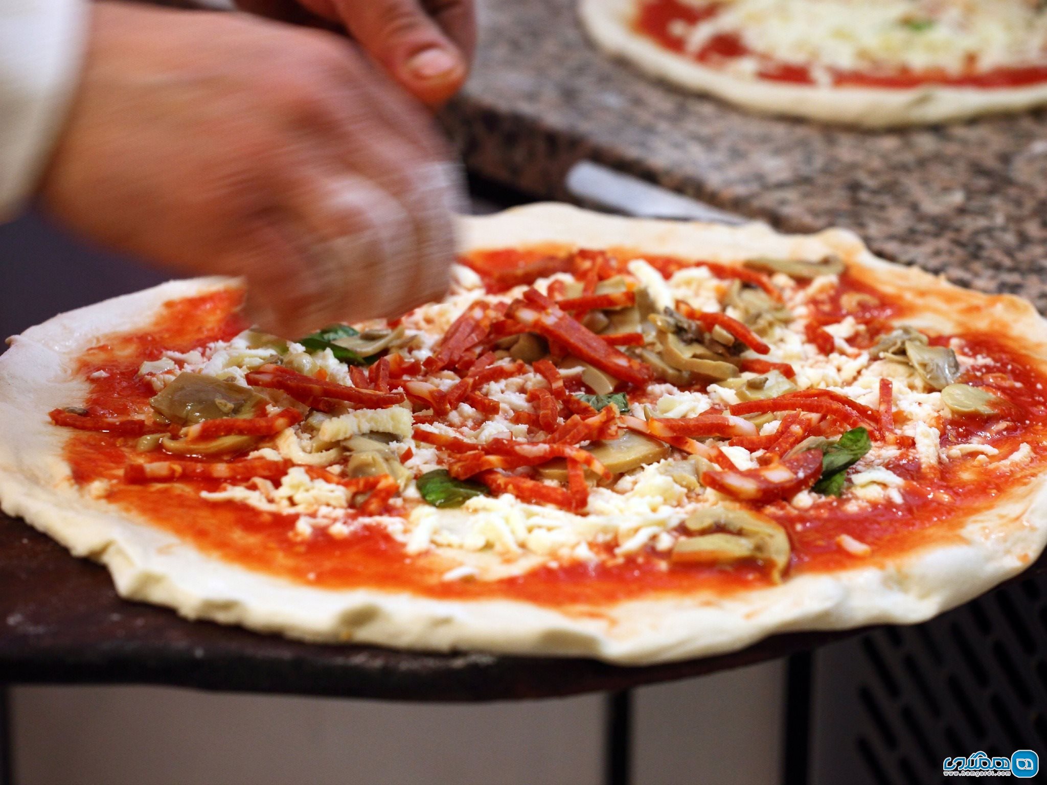 انتظار بشقاب های بزرگ غذا یا پیتزای تهیه شده از مواد اولیه عجیب نداشته باشید
