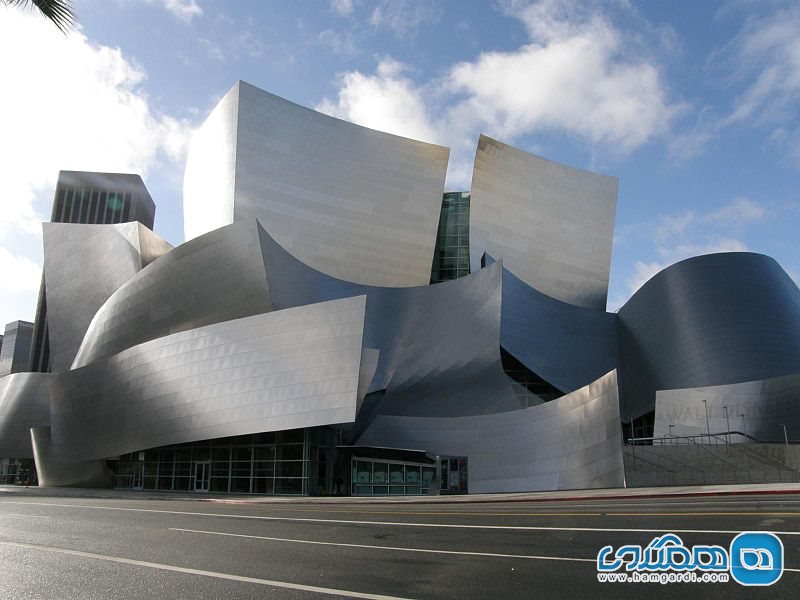 تالار کنسرت والت دیسنی Walt Disney Concert Hall در لس آنجلس Los Angeles، کالیفرنیا (2003)