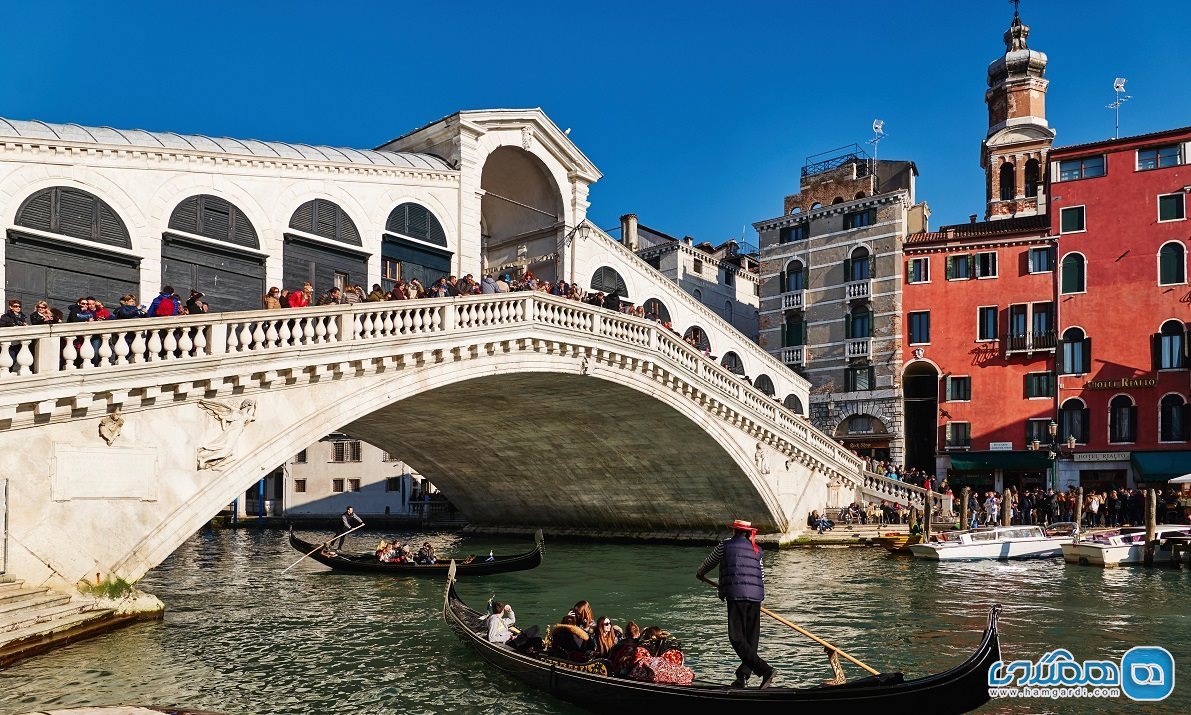 ونیز در تابستان : می توانید گاندولا سوار شوید و جاذبه های گردشگری شهر را تماشا کنید