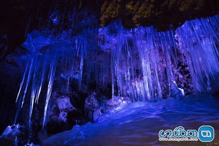 ویژگی های جنگل آئوکیگاهارا Aokigahara : وجود یک غار طبیعی یخ زده