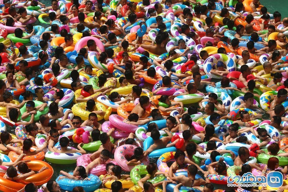 شگفتی های کشور چین : پارک آبی به شدت پر جمعیت و شلوغ