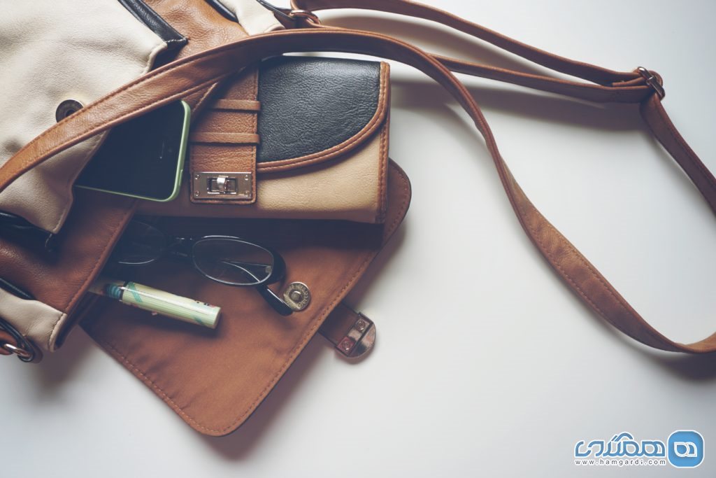 نکات مهم و کاربردی برای داشتن سفر بهتر و آسان تر : داشتن کیف کوچک با بند بلند برای استفاده روزانه