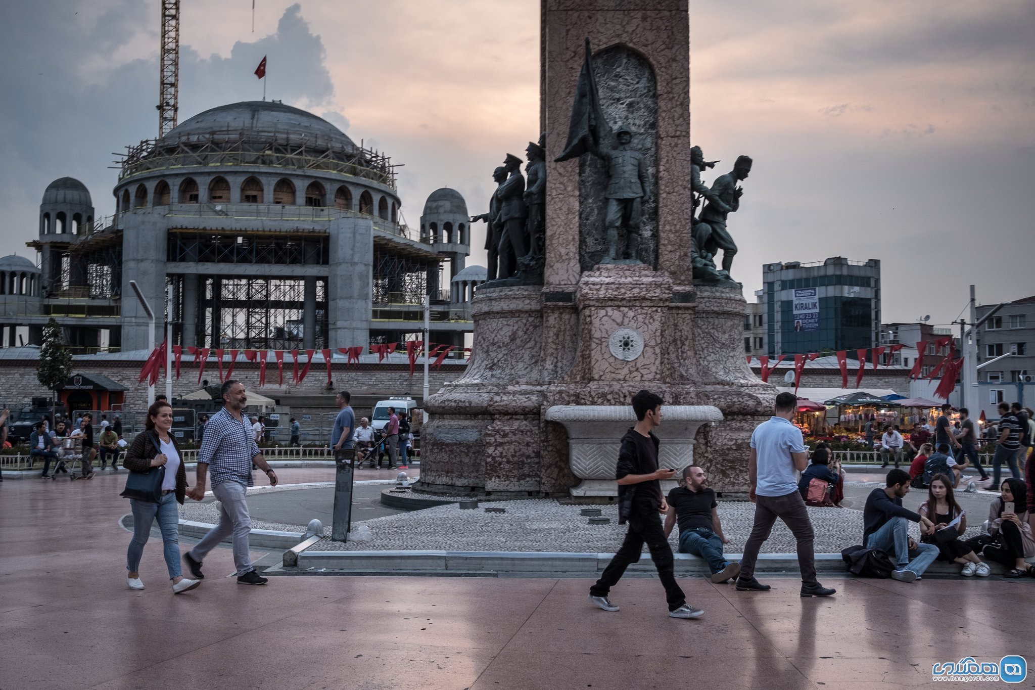میدان تقسیم Taksim Square و خیابان استقلال Istiklal Avenue
