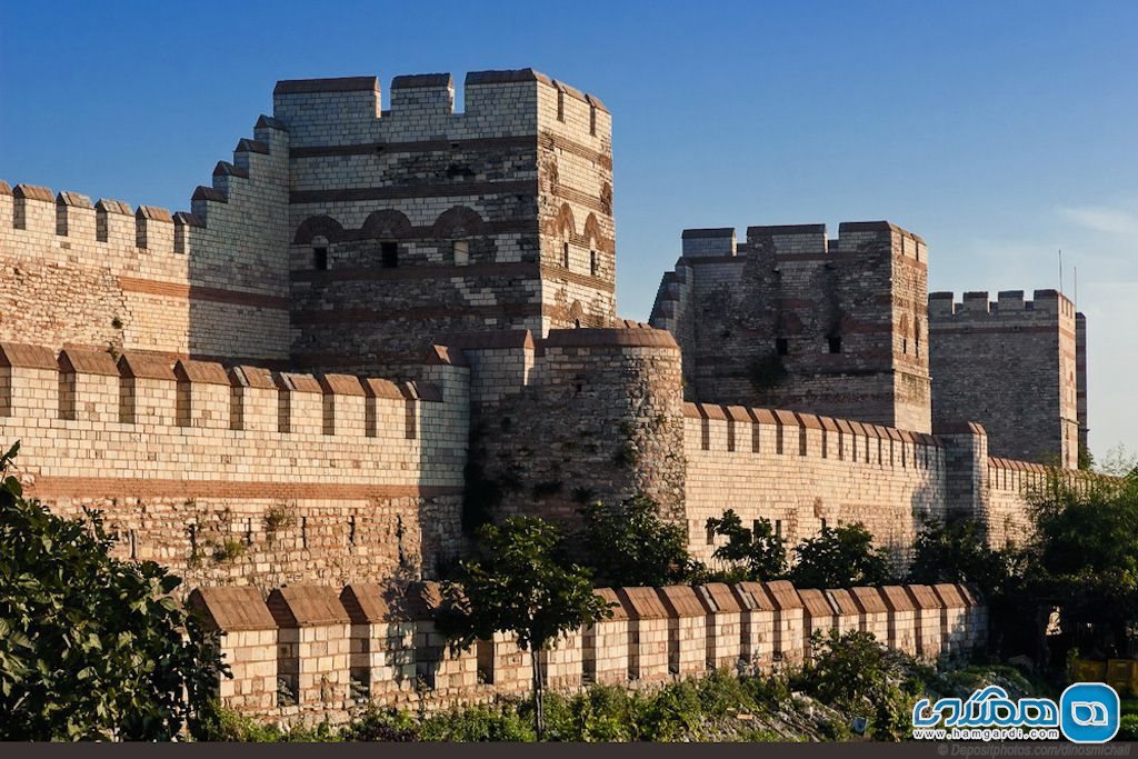 در امتداد دیوارهای قسطنطنیه قدیم Old Constantinople قدم بزنید