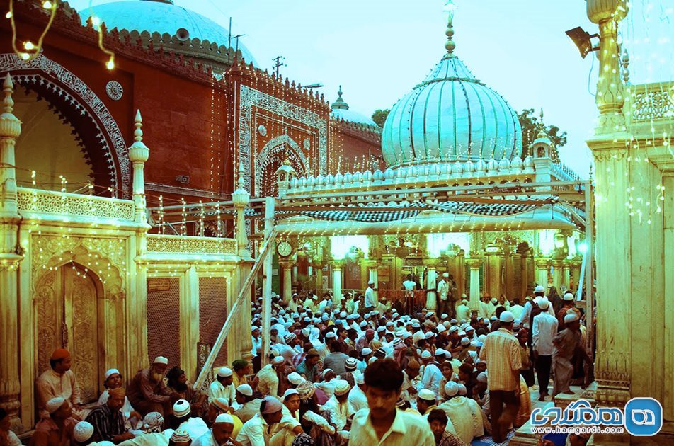 عبادت در Nizamuddin Dargah