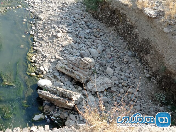 تعدادی از لاشه سنگ های باقی مانده در حاشیه رودخانه که بر اثر سیلاب های دو سال گذشته فرو ریختند