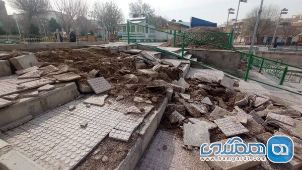 پله های منتهی به ورودی چشمه علی که برای ایجاد فضا تخریب شده اند