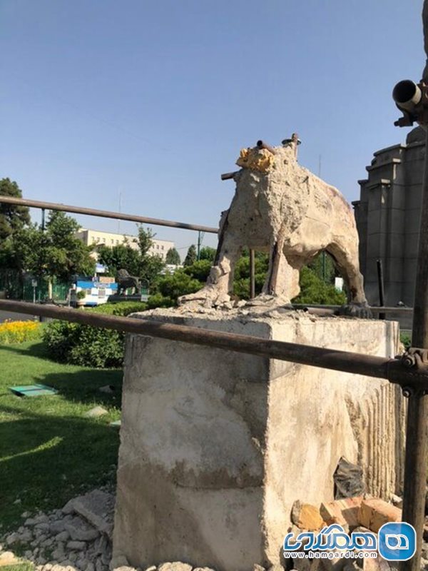 یکی از مجسمه های تخریب شده در میدان حر