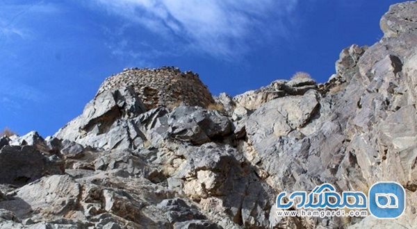 قلعه وشاق دژی استوار در دل کوههای فلات مرکزی ایران است