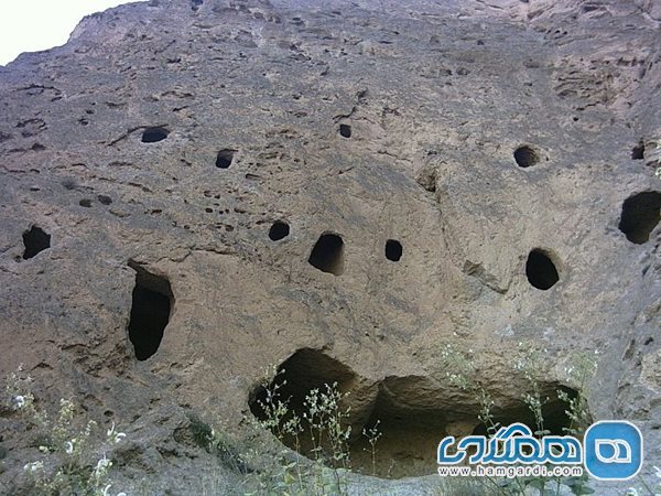 غارهای سنگی کافرکلی یکی از جاذبه های طبیعی آمل است