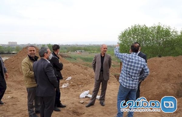 توقف بیل مکانیکی در کنار پل تاریخی سردار زنجان