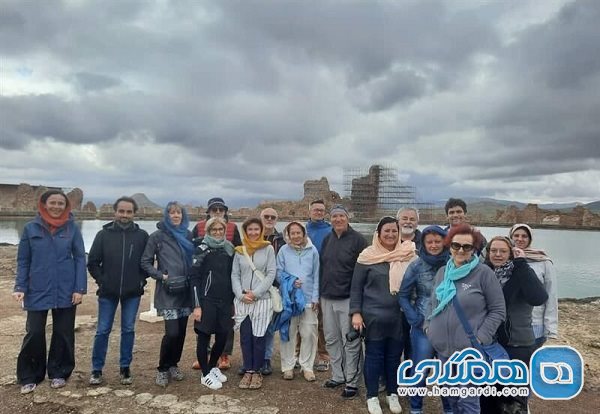 نخستین گروه گردشگران خارجی امسال از تخت سلیمان تکاب بازدید کردند